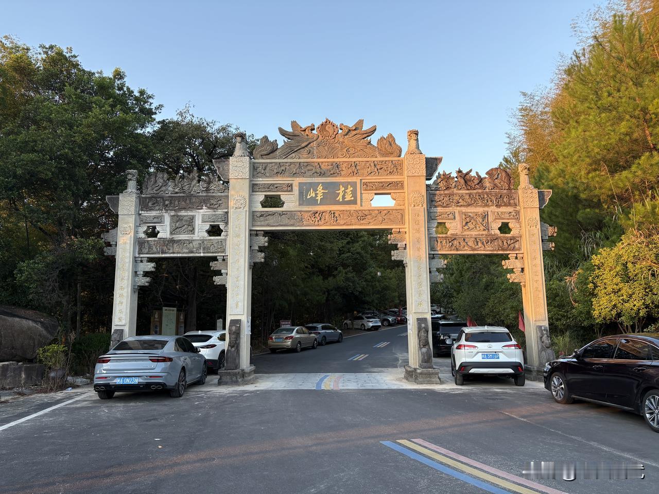 小时候竭尽全力逃离的农村，如今却是驾车几百公里也要在蜿蜒曲折的山路尽头找到的村庄