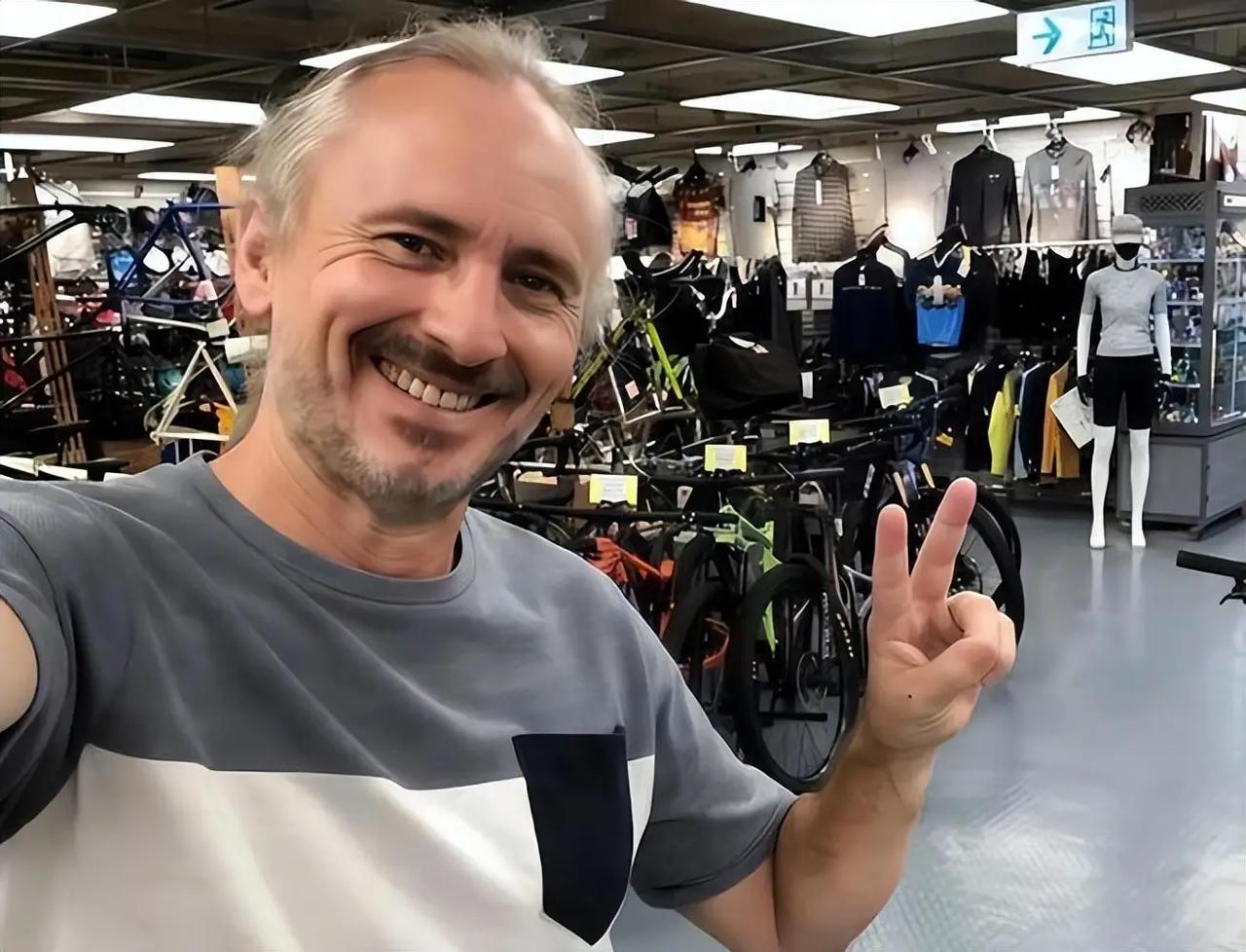 一位情感专家说：

“女人到死都要牢记：跟你睡过的男人，他不一定爱你，跟你发誓的