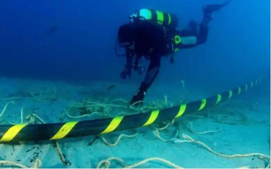 美国疯了一样围堵中国的真正底牌，终于藏不住了！不是芯片，不是航天，是深海里那条攥