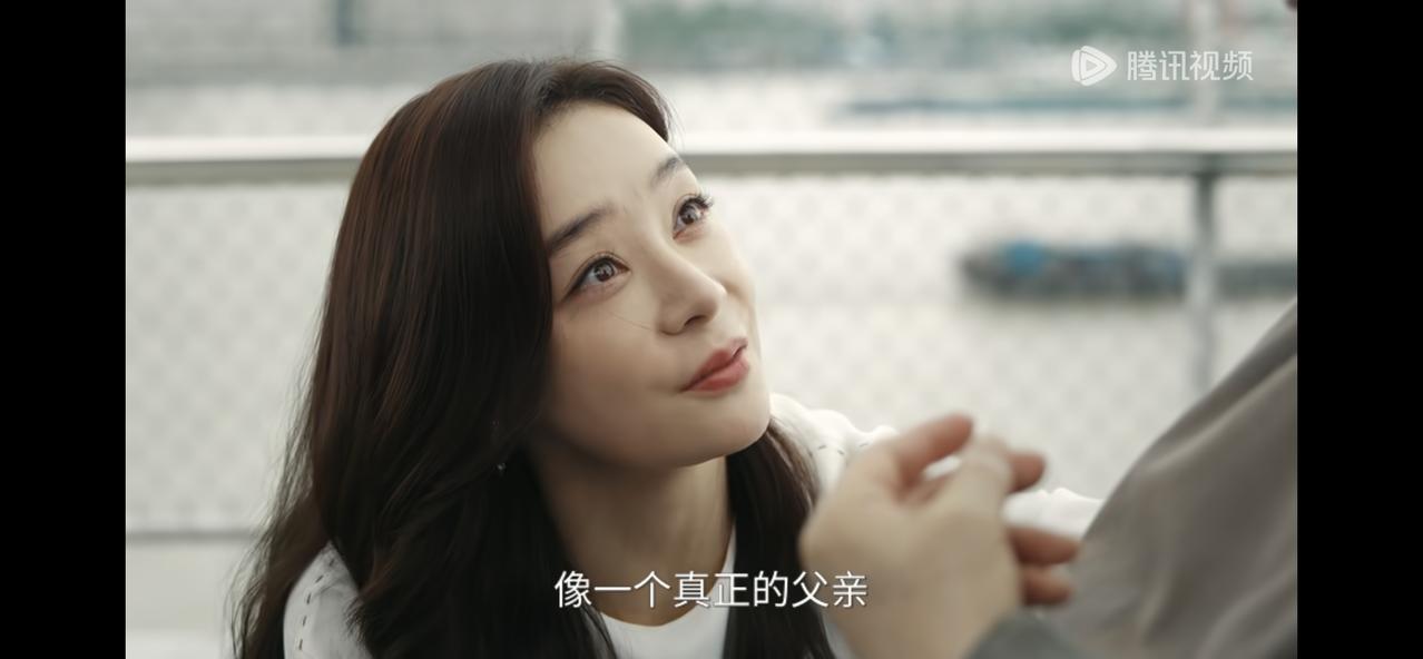 《她的盛焰》柏木然只盯着饶雨瓷，女朋友白靓靓却和冼鹏宇鬼混，又一个冤大头。

柏