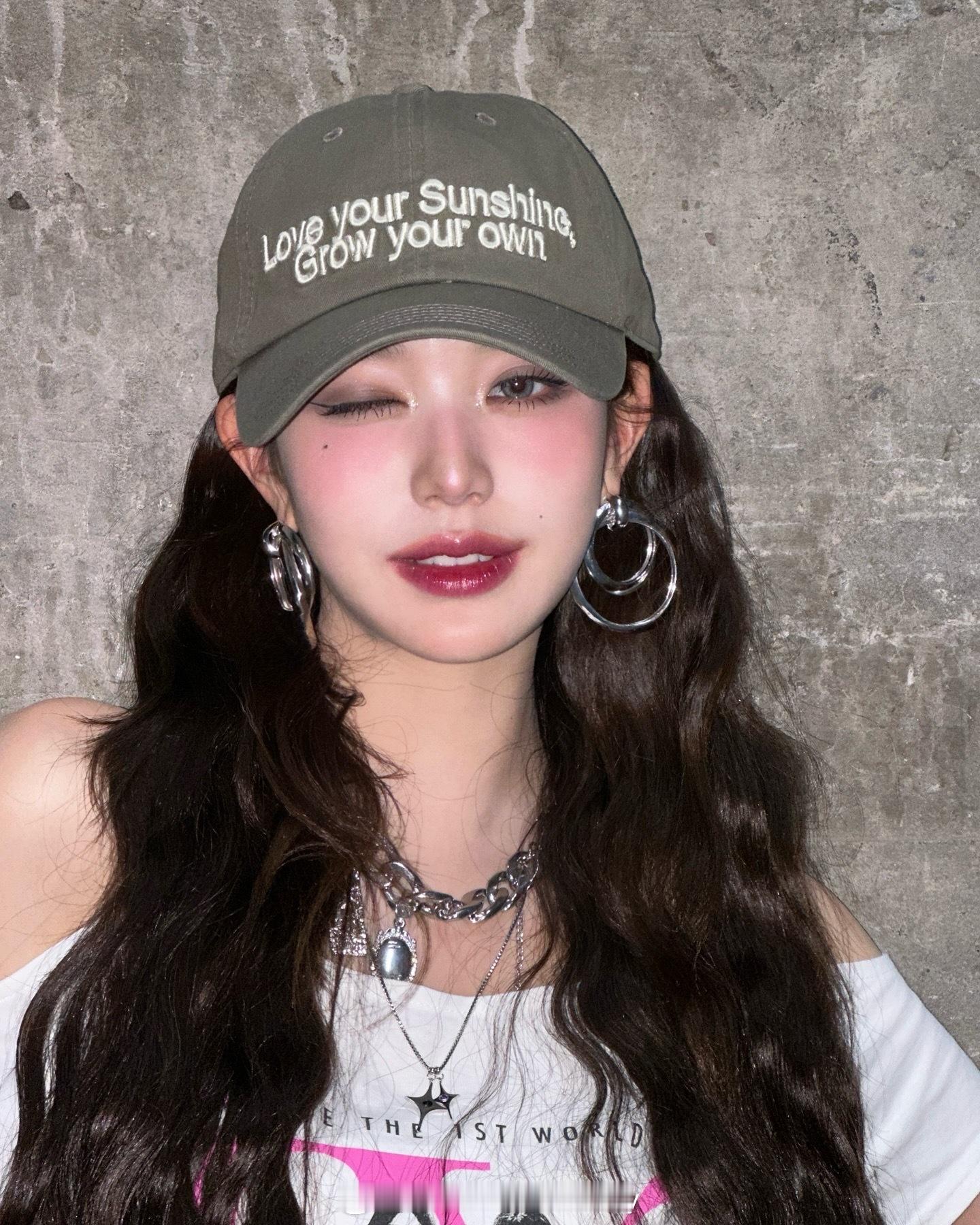 张元英ins晒照，元气甜酷美少女。 ​​​