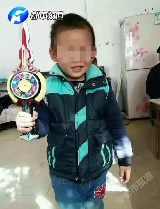 儿童窗边危险行为安全教育文案
 
阳台玩耍，隐患重重。妈妈起初强压怒火，耐心引导