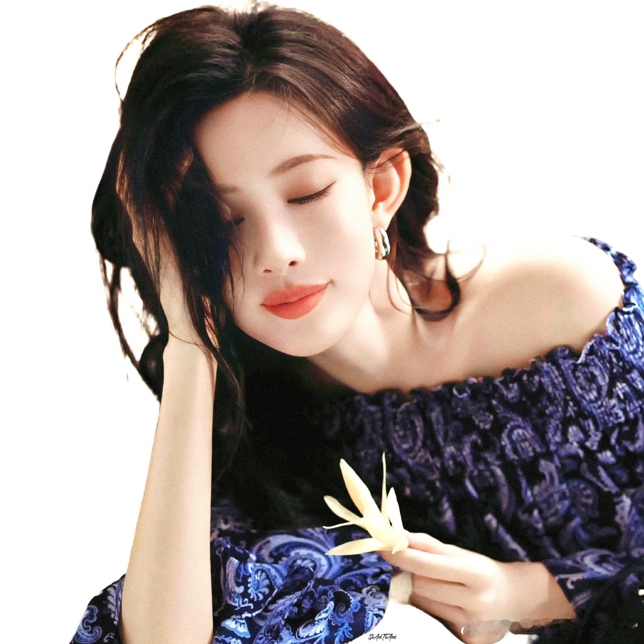 孟子义拿白兰花这张图孟子义手握白兰瓜真的美哭我了！“美到维纳斯诞生”妥妥的怼脸神