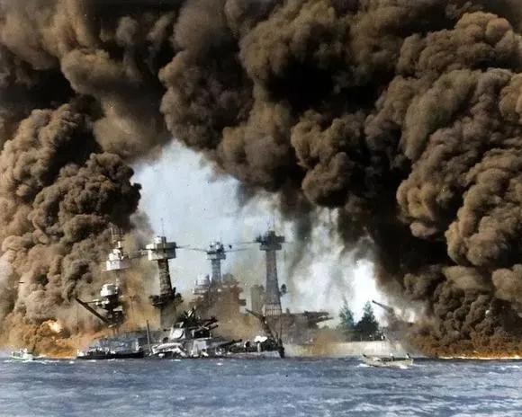 美国正在走向英国的老路，美国为了维持自己全球霸主的地位，居然毫无征兆打击伊朗。可