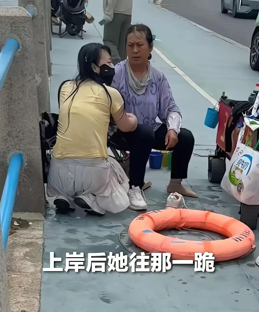 在青岛为捡手机而落水女孩被55岁摆摊大姨救起后续让人唏嘘:1.摆摊卖玉米的大姨不