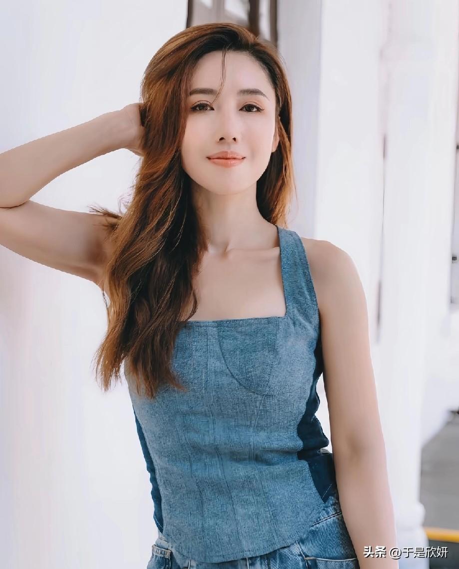 43岁李施嬅杀疯了！牛仔吊带+大波浪，港风松弛感直接封神。李施嬅 
 
这组照片