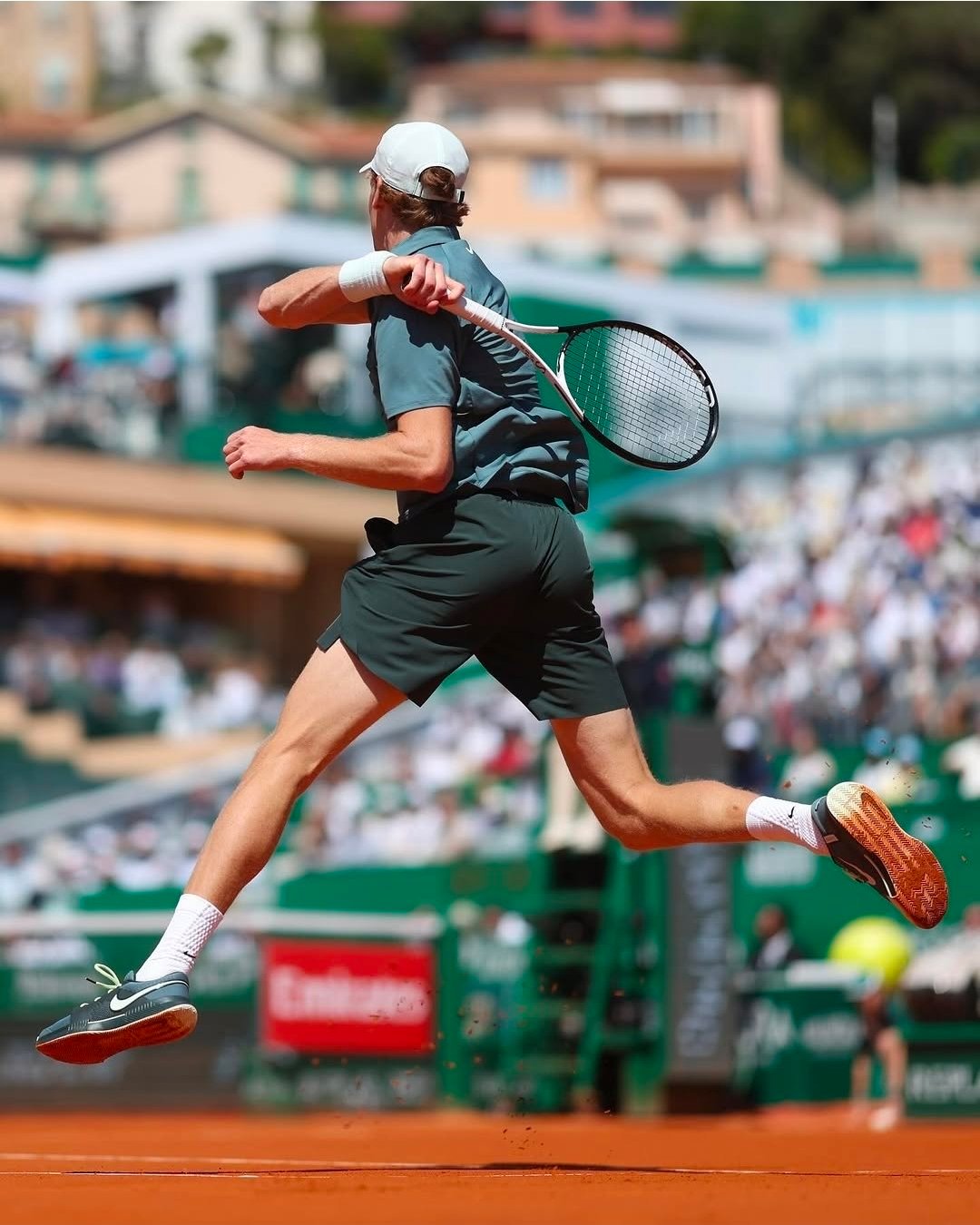 整个2025+26赛季，辛纳/阿卡在红土上的接一发平均站位，要比硬地靠后1米以上