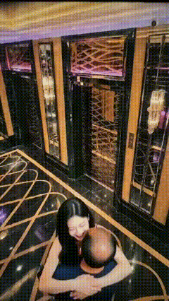 美女还是很有职业底线的，当着客户面还是配合的天衣无缝，百依百顺，满足客户的需求！