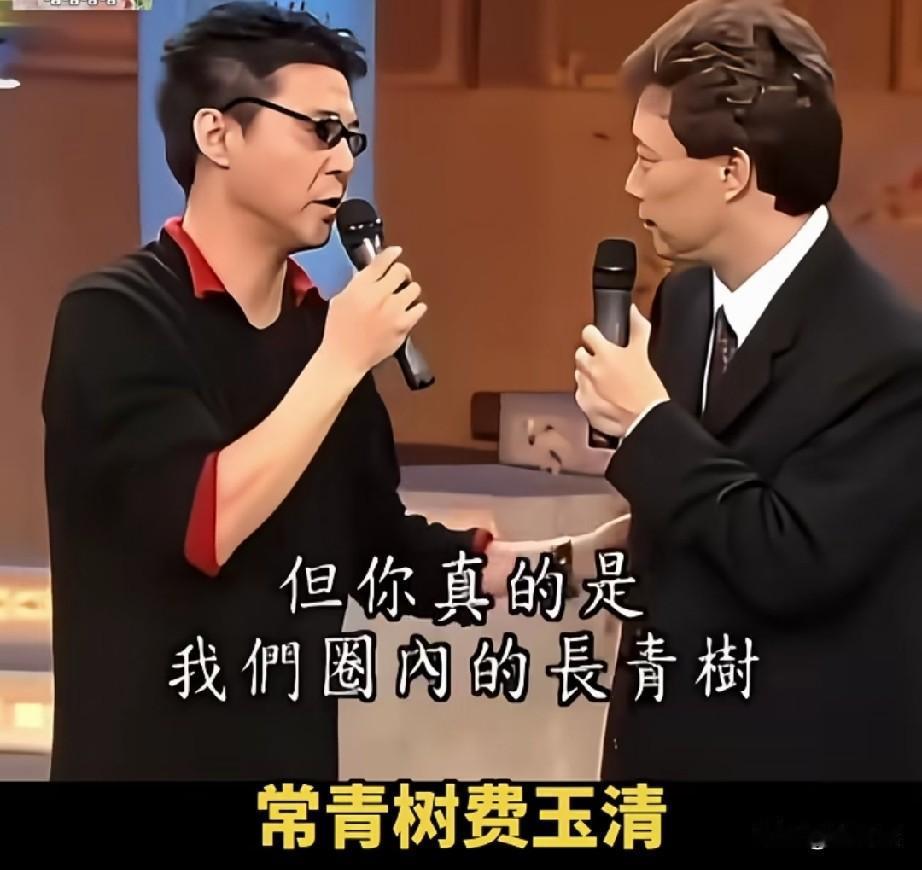 哈哈，费玉清小哥玉树临风，温文尔雅。
抬头望天，唱最柔情的歌[耶]
低头闷笑，说