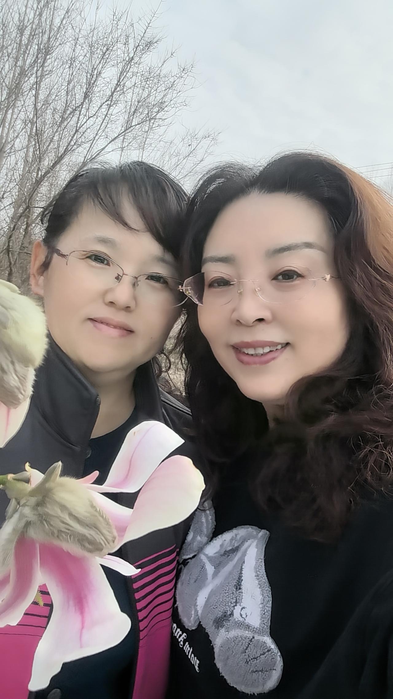 今天是我们的节日，非常开心的一天。带着我的闺蜜去老公的老家挖荠菜顺便把院子里的一