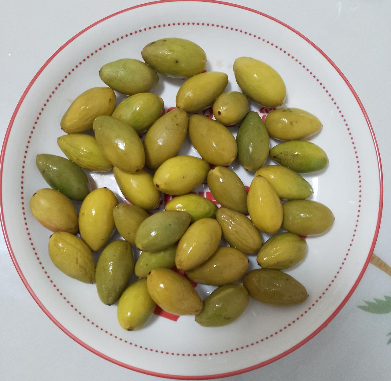 新鲜的青橄榄入口是有涩味的，然后喝白开水就觉得甘甜，我就用热盐水泡橄榄，泡到果肉