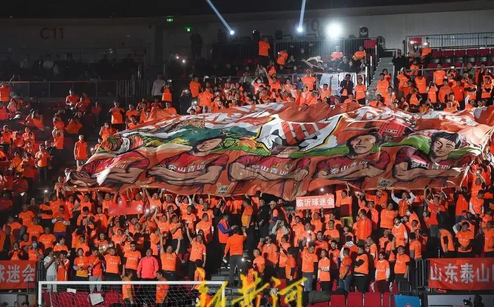 2025全明星足球赛在临沂奥体公园踢完了。山东泰山队来了宿茂臻、韩鹏这些老面孔，