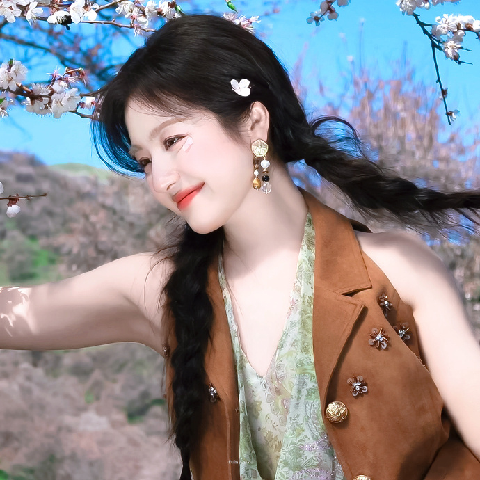 李兰迪美得好有生命力李兰迪春日杏花少女杏花与少女绝配，李兰迪清新又治愈 