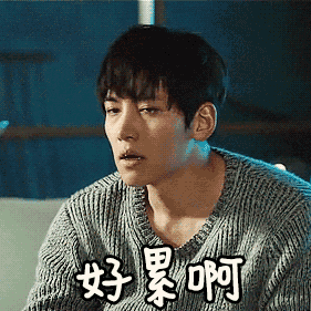 和我妈的吵架以她哭我也哭结束，不过令我最震惊的是她竟然当着我的面扇自己耳光，如果