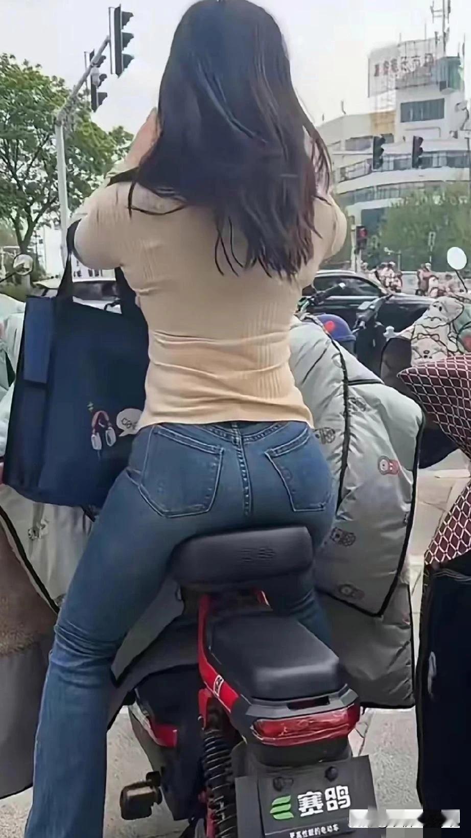 前面堵车，不要急，先拍个照发朋友圈