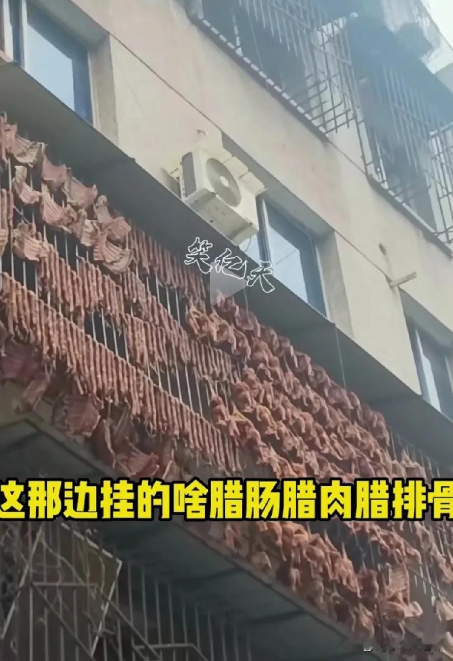 看到楼上的邻居晒的腊肉惊呆了，整个阳台挂的满满的都是，有腊肠，腊猪肉。有腊鸡、腊