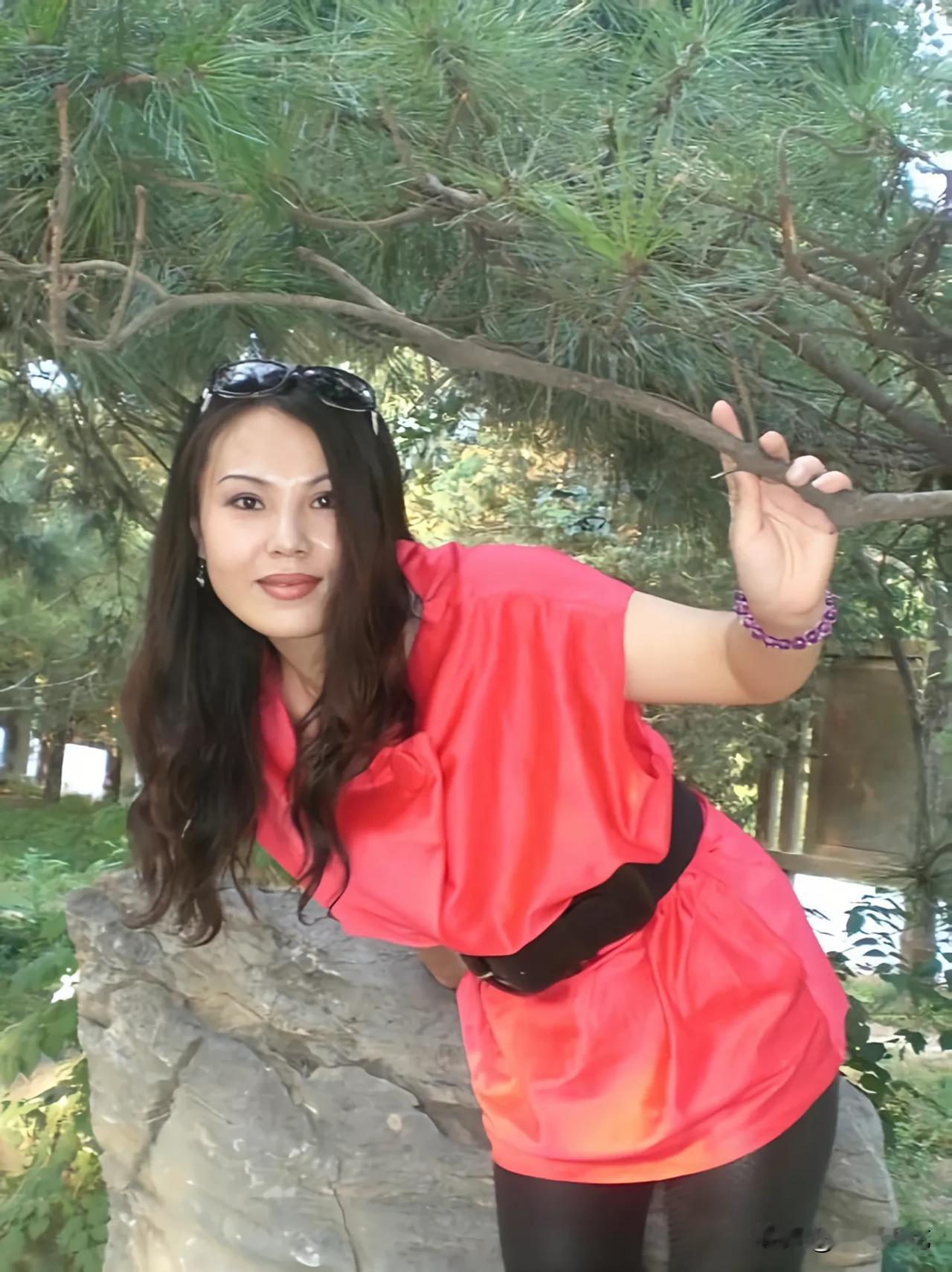 荒郊野外，红衣靓影哪个年龄段的女人最有魅力呢?