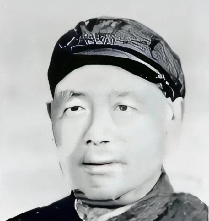 1951年新疆新编解放军骑兵突然叛乱，全员系上白布条冲锋，王震却派装甲车封锁戈壁