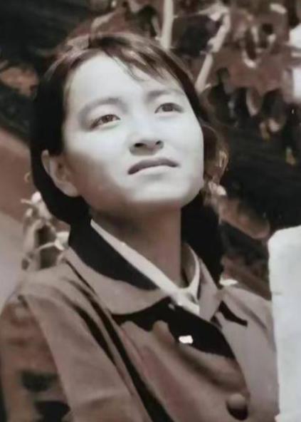 1995年12月，在洛阳不足十平米的审讯室里，34岁的褚映群把床单撕成布条，搓成