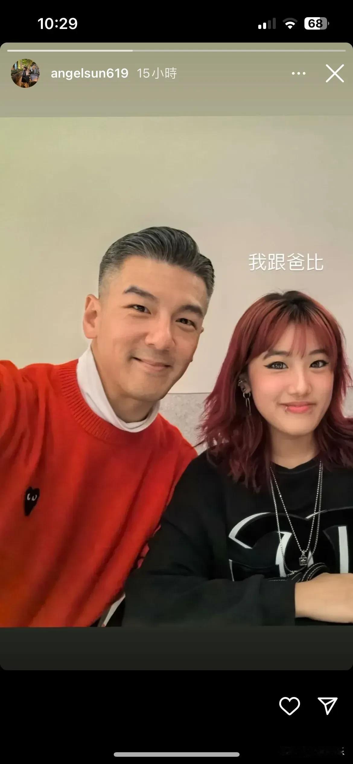 贾静雯和前夫孙志浩的女儿梧桐妹合影。当年的帅哥形象已经不复存在，梧桐妹已经长成了