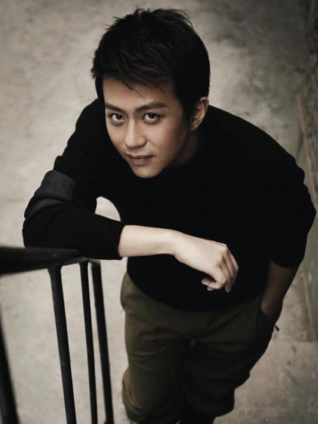 邓超 你们耍我邓超也太有梗了！吹蜡烛没吹灭，笑着说你们耍我，氛围感直接拉满，太可