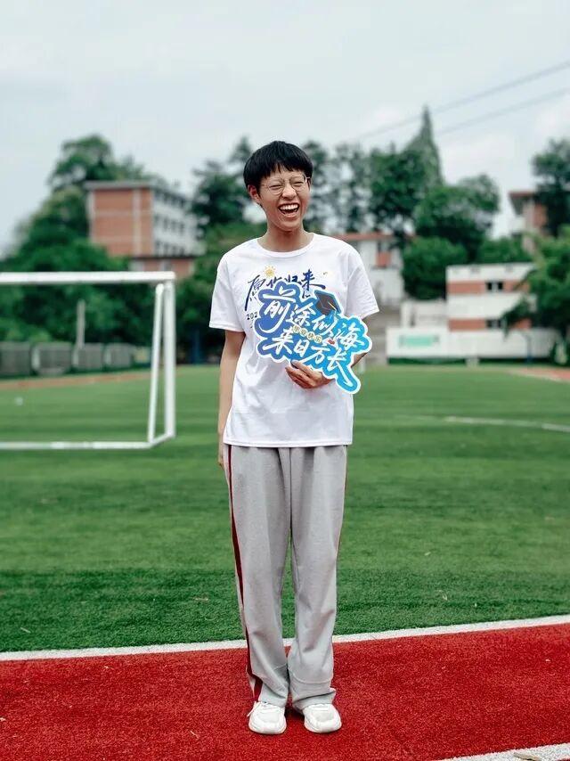 总分781.8分，物理满分！四川励志少年先天重度视力障碍，视力仅0.04，靠“听