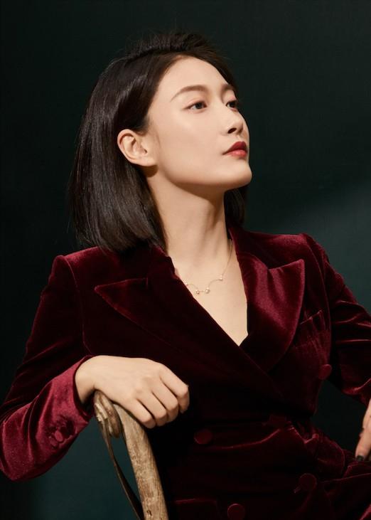 女演员，啜妮，谈到上学的时候，老师总是最后一次叫她，全班点名，最后绕不过去了，才