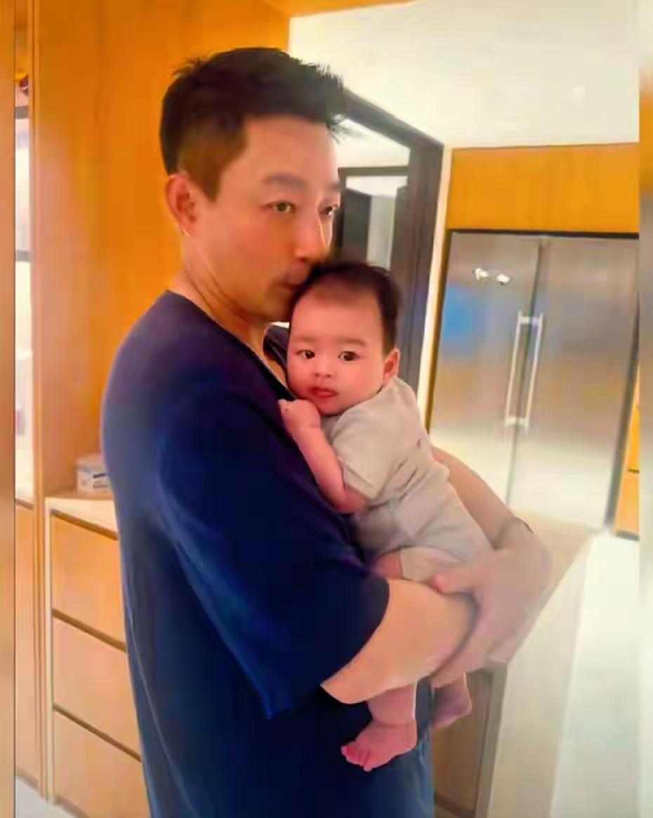 汪小菲:我的儿子我想晒就晒。
张兰:我的孙子我想晒就晒。这就是汪小菲和张兰所谓的