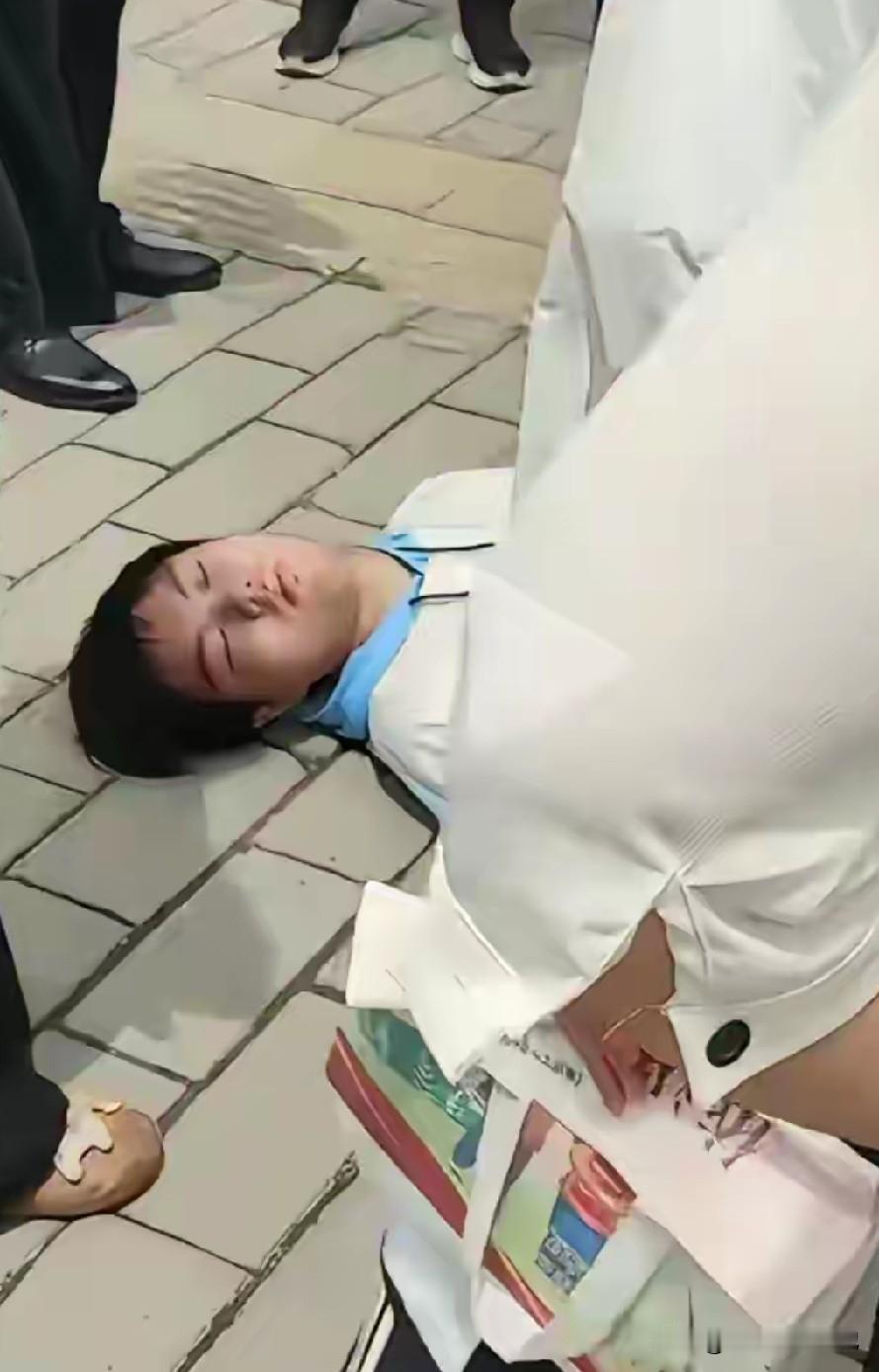 惊险一幕！昨天，一名高三学子，高考结束后炫技“后空翻”，不料直接摔倒在地，不省人