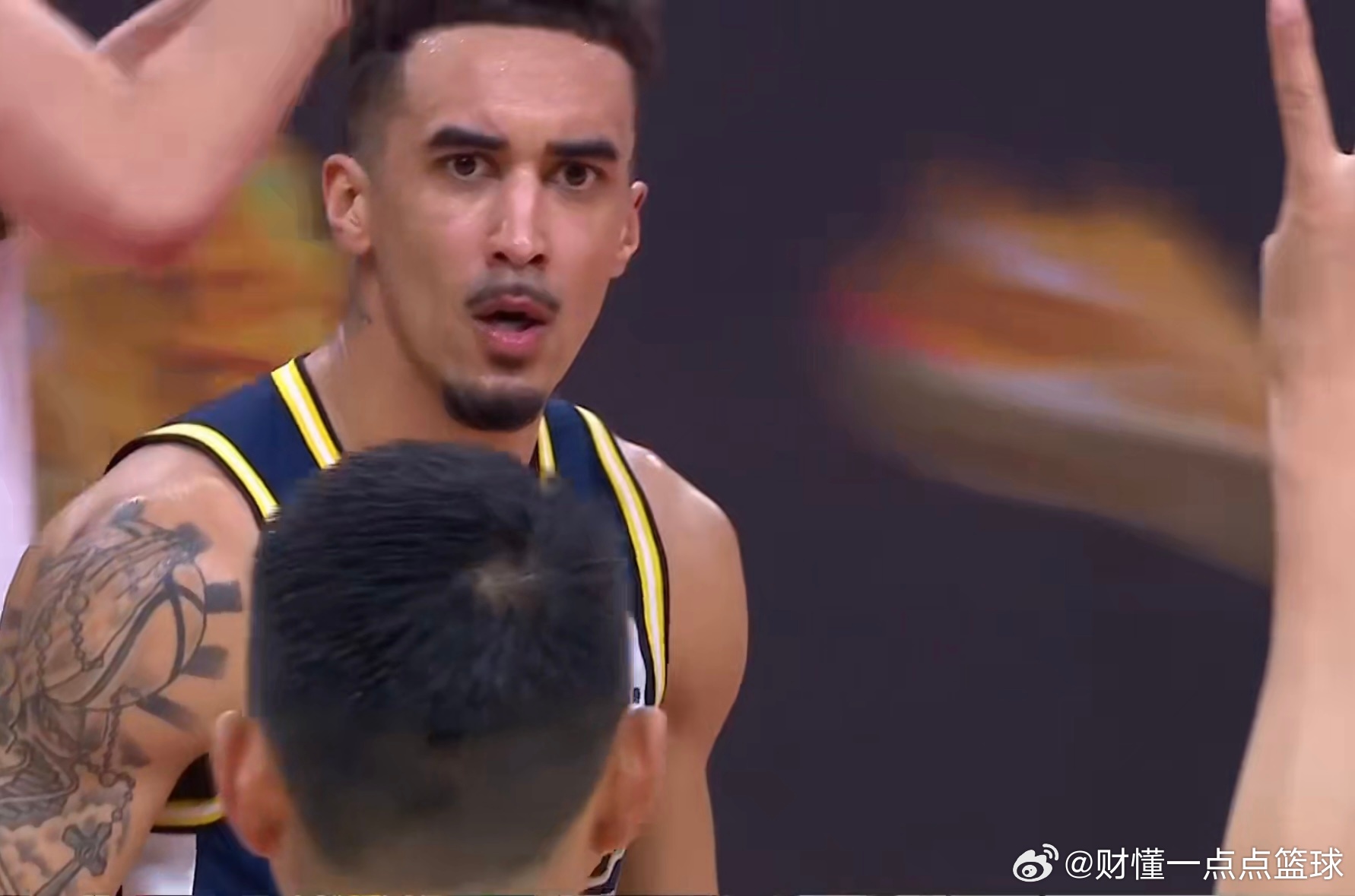 今晚广东男篮主场输给辽宁男篮后，杜锋说得很直白：自己打得烂，三分17中1，追分又