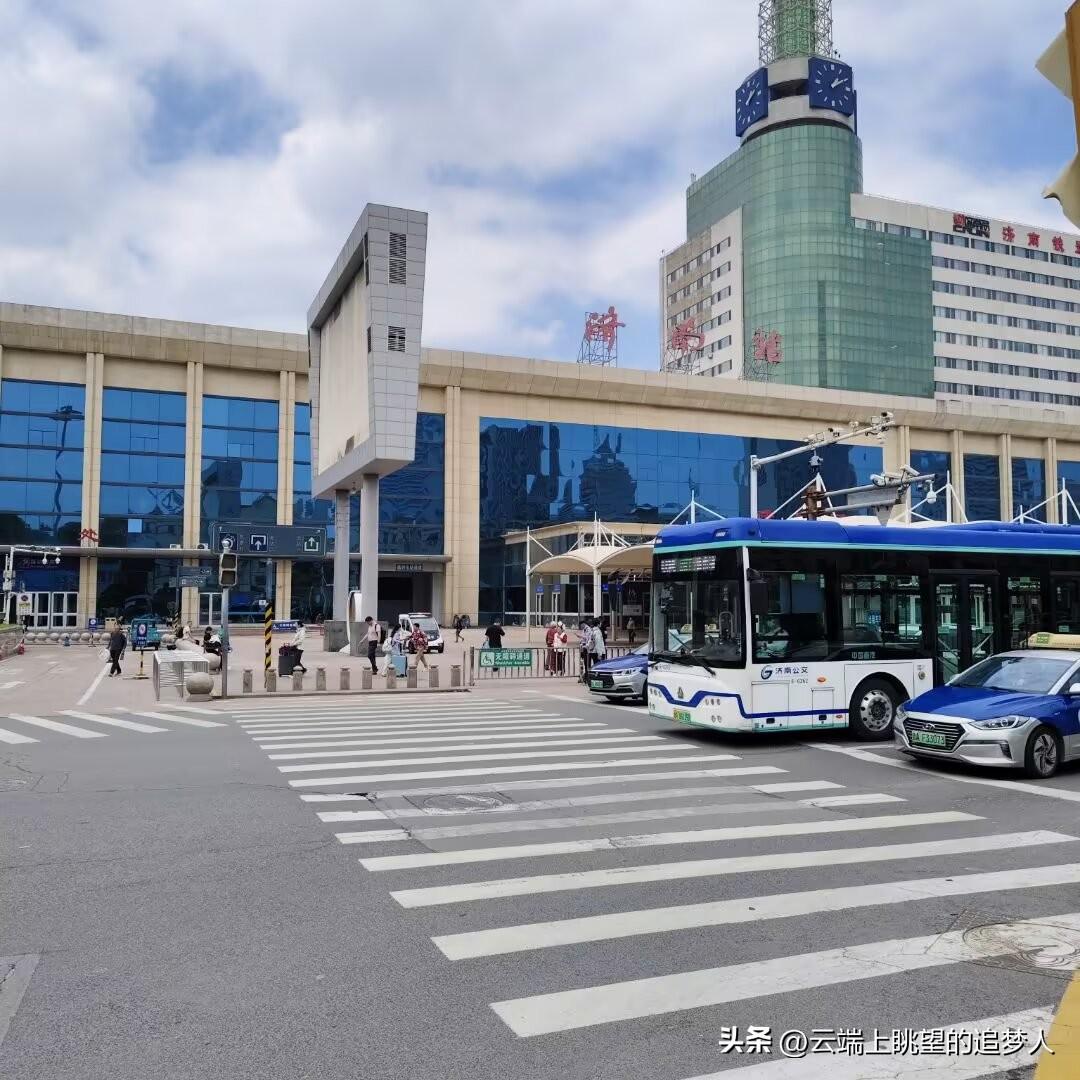 46岁中年大叔这次来新疆乌鲁木齐旅游四天了，前天晚上已坐火车离开新疆了，离开这座