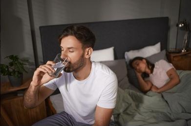 睡前喝水有讲究，多喝伤身少喝堵血管，标准答案请收好不少中老年天天纠结一件小事：睡
