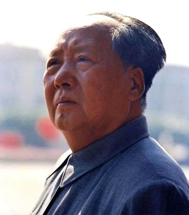 开国大典结束后，毛主席直到凌晨4点都没睡着，他哽咽着对警卫员说：“我们的革命历程