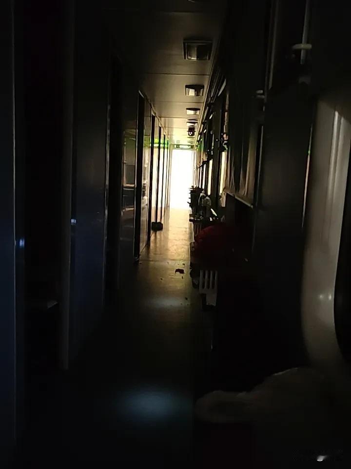 火车上的夜，上了一天夜班，白天又没睡，可是我却精神的很，看来黑白颠倒已成习惯了。