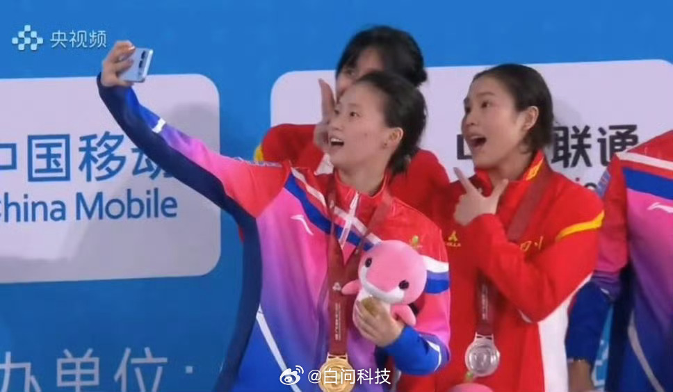 陈芋汐全运夺金首曝荣耀500荣耀500标准版蓝色就这么水灵灵的露出了～跟之前曝光