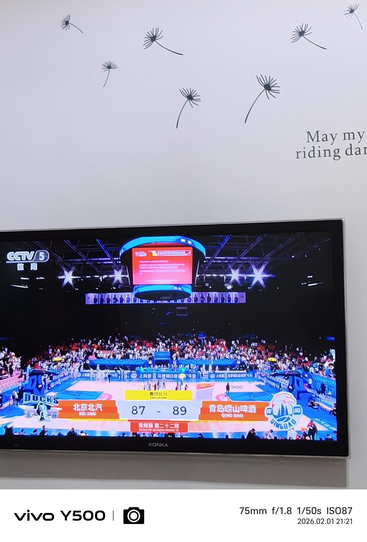 87：89，陈盈俊激动的摘下面罩重重的摔在篮球场上，他气恼自己最后的一投没中，北