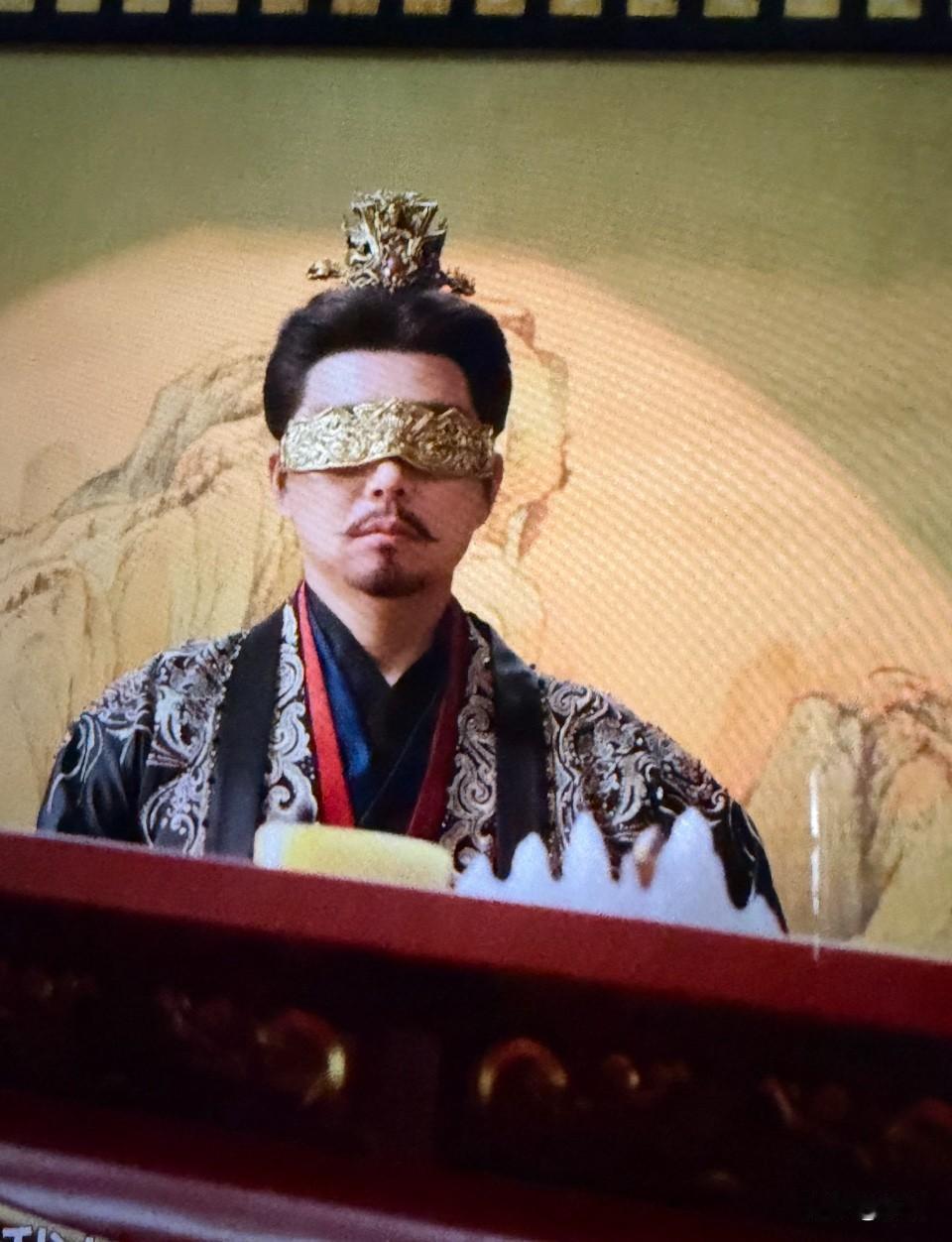 叔被割了眼睛都不忘弄一个精致的眼罩

不卑不亢 就连被囚禁腰杆都是直的 听到有人