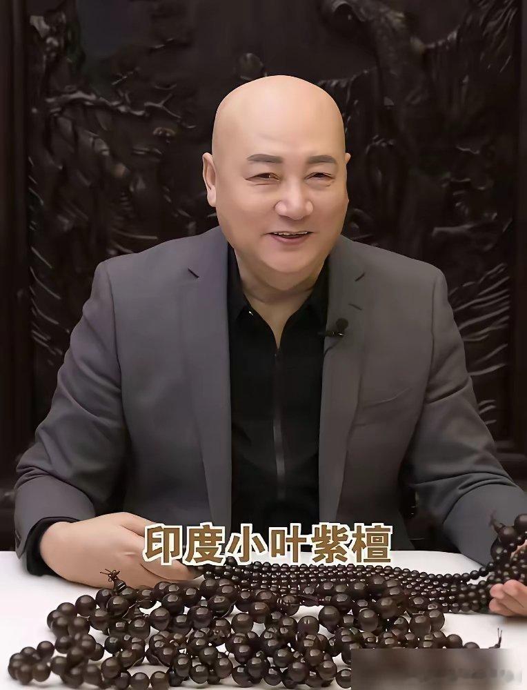 “御弟哥哥”的紫檀手串，2万8一串，半年就卖了3串。 直播间背景是紫檀博物馆，他