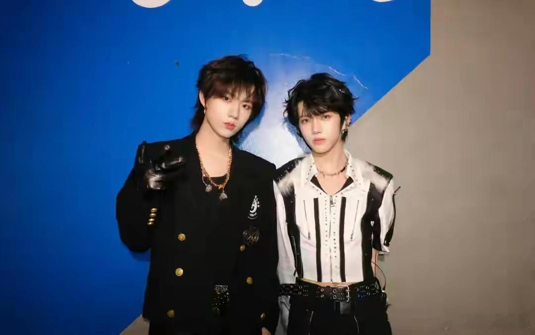 张子墨晒与张函瑞合照张子墨晒与张函瑞同框合照，同款穿搭贴脸甜笑超养眼！知音相契懂