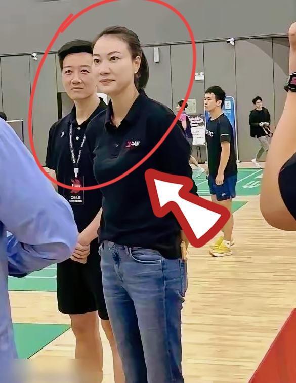 林丹老婆谢杏芳，竟带着儿子和婆婆，一起定居西班牙了。
很多人还以为她在家陪老公