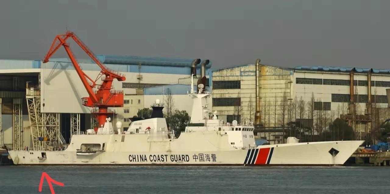 这条建造中的818型巡逻舰（海巡版054）尾部这个小型侧开口是施工用的还是正式设
