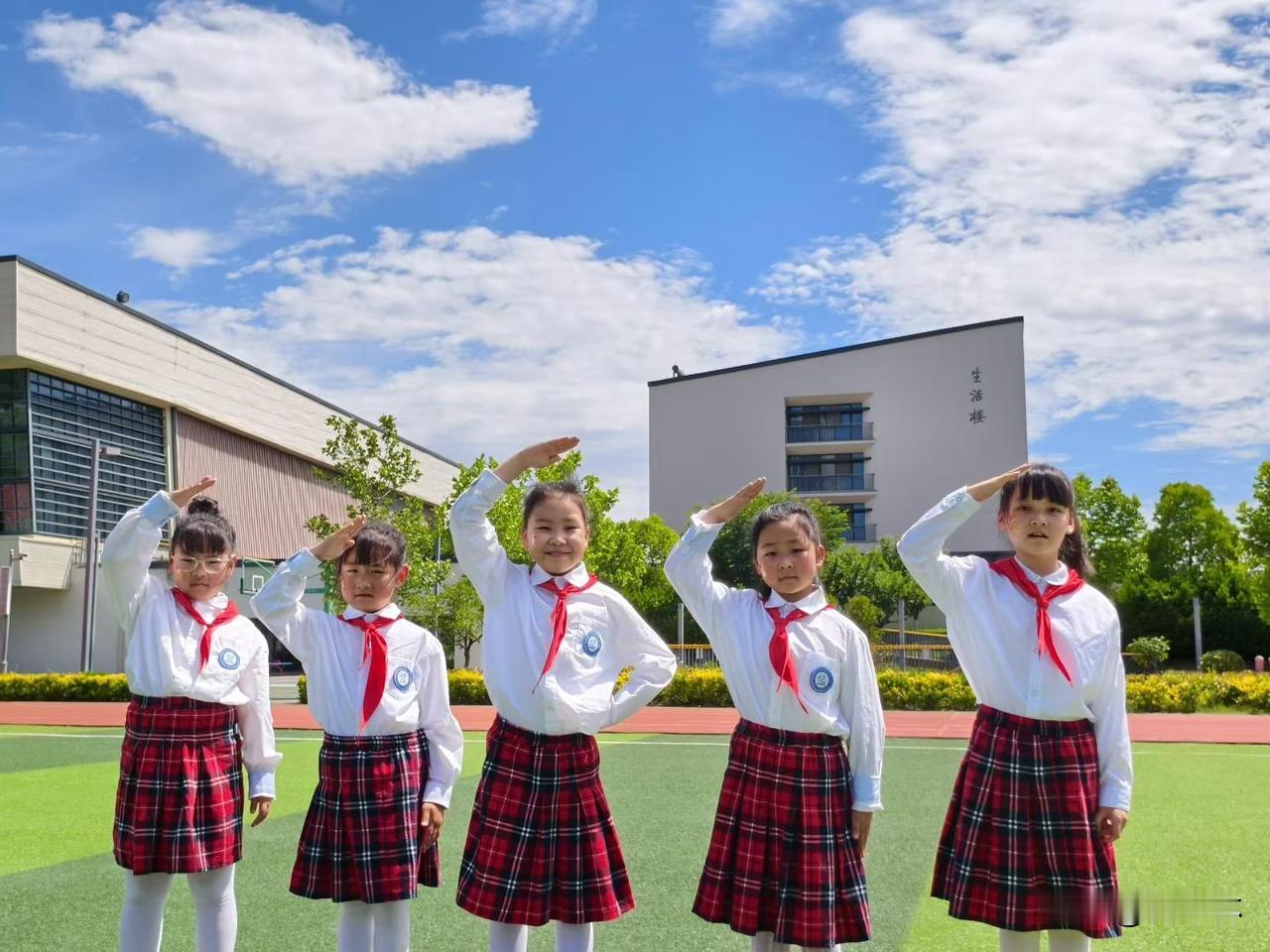 我认为快乐重要。我家小孩子学习成绩不错，一直都没有让我们操心，她知道爸爸妈妈上班
