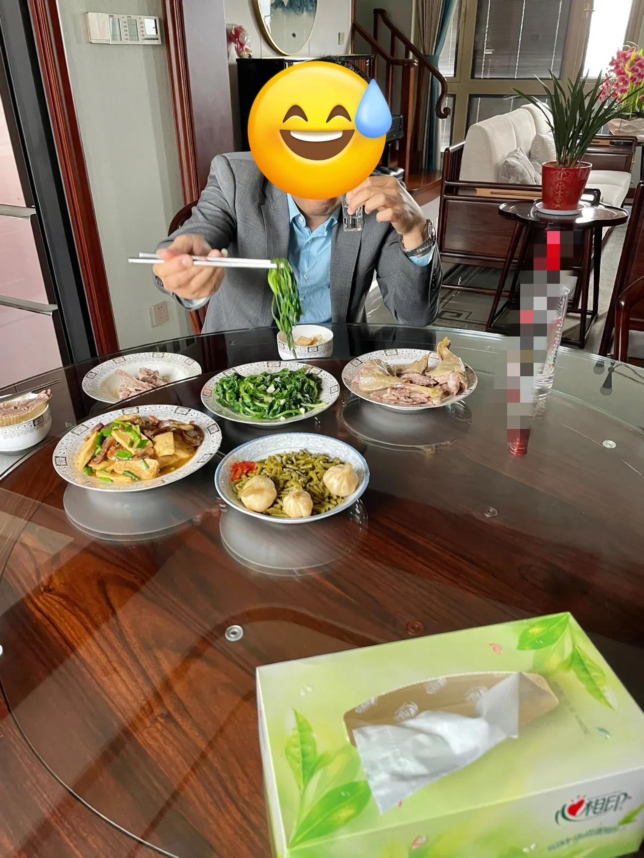 我舅舅49岁了还不愿意结婚，说一个人挺好的，爱吃啥吃啥。
我舅舅已经49岁了，还