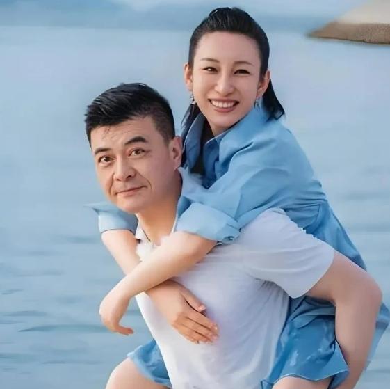 现在可能全网最懵的就是秦海璐吧！

8月31日甘肃作家王新军突发疾病离世，年仅 