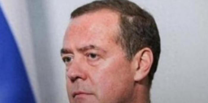 为什么说中国得防着点俄罗斯？说白了，普京今年72岁，这位掌舵俄罗斯25年的硬汉终