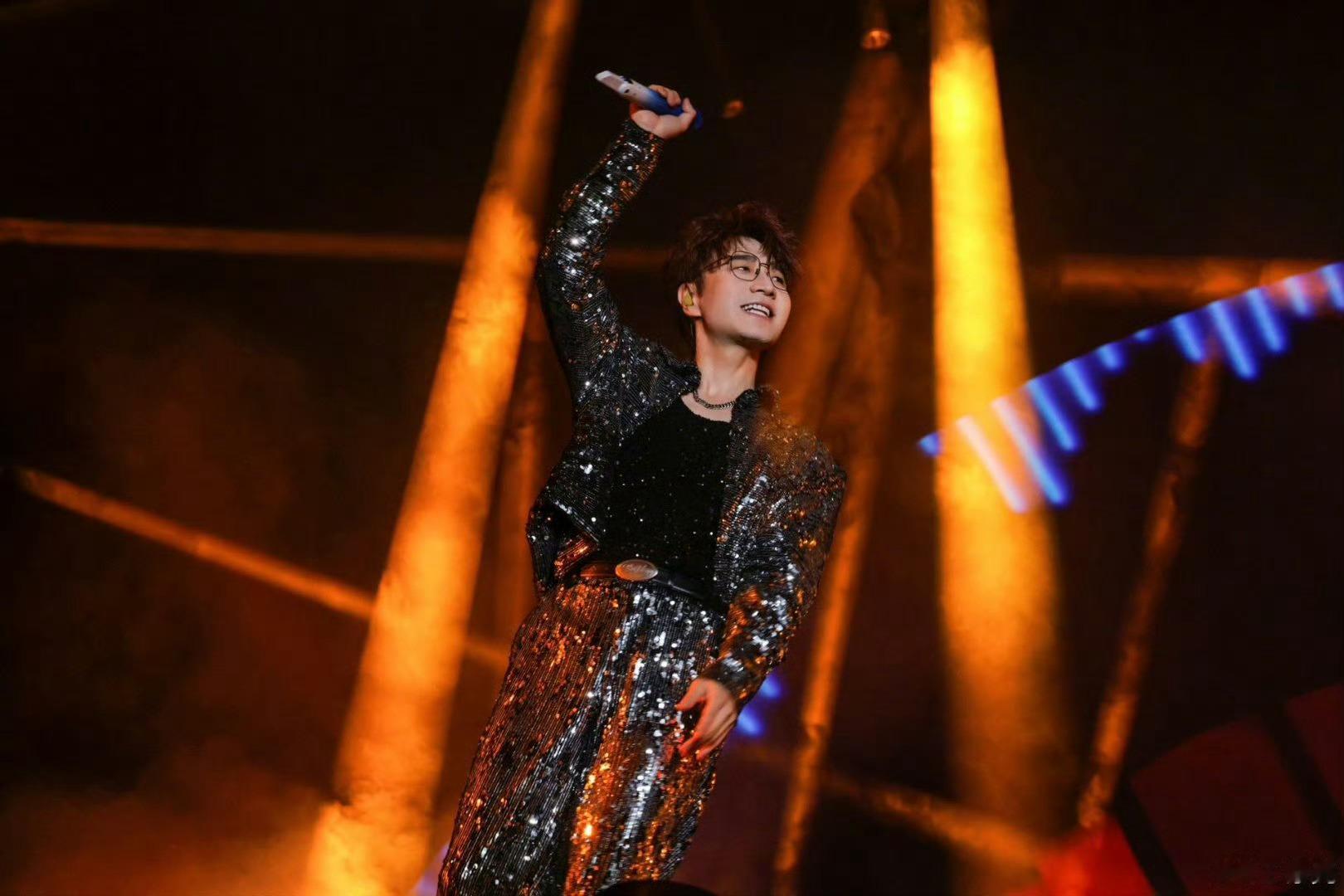 这个巡演的王铮亮再不看就绝版了王铮亮这次巡演简直宝藏，现场氛围燃爆，每个音符都直