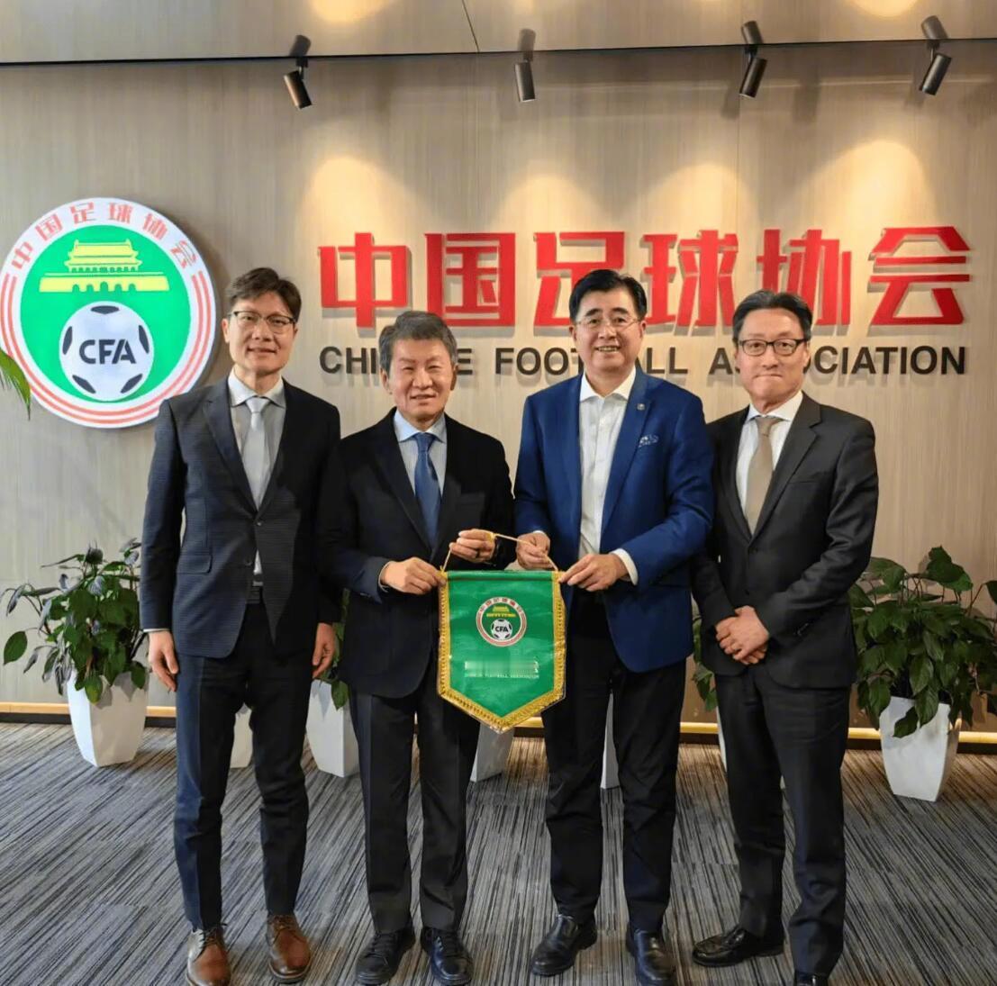 韩国足协主席郑梦奎更新了个人社交媒体，晒出了和中国足协主席宋凯的合照。郑梦奎写道