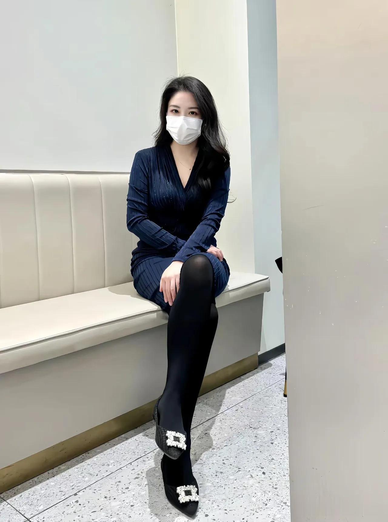 酒桌上的祝酒词
     敬领导就说：“感谢您平时的指点，我干了，您随意。”给对