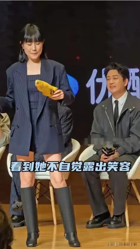 潘粤明和小女友上节目，50岁潘粤明对小女友一脸宠爱，感情很是甜蜜。潘粤明曾和董洁