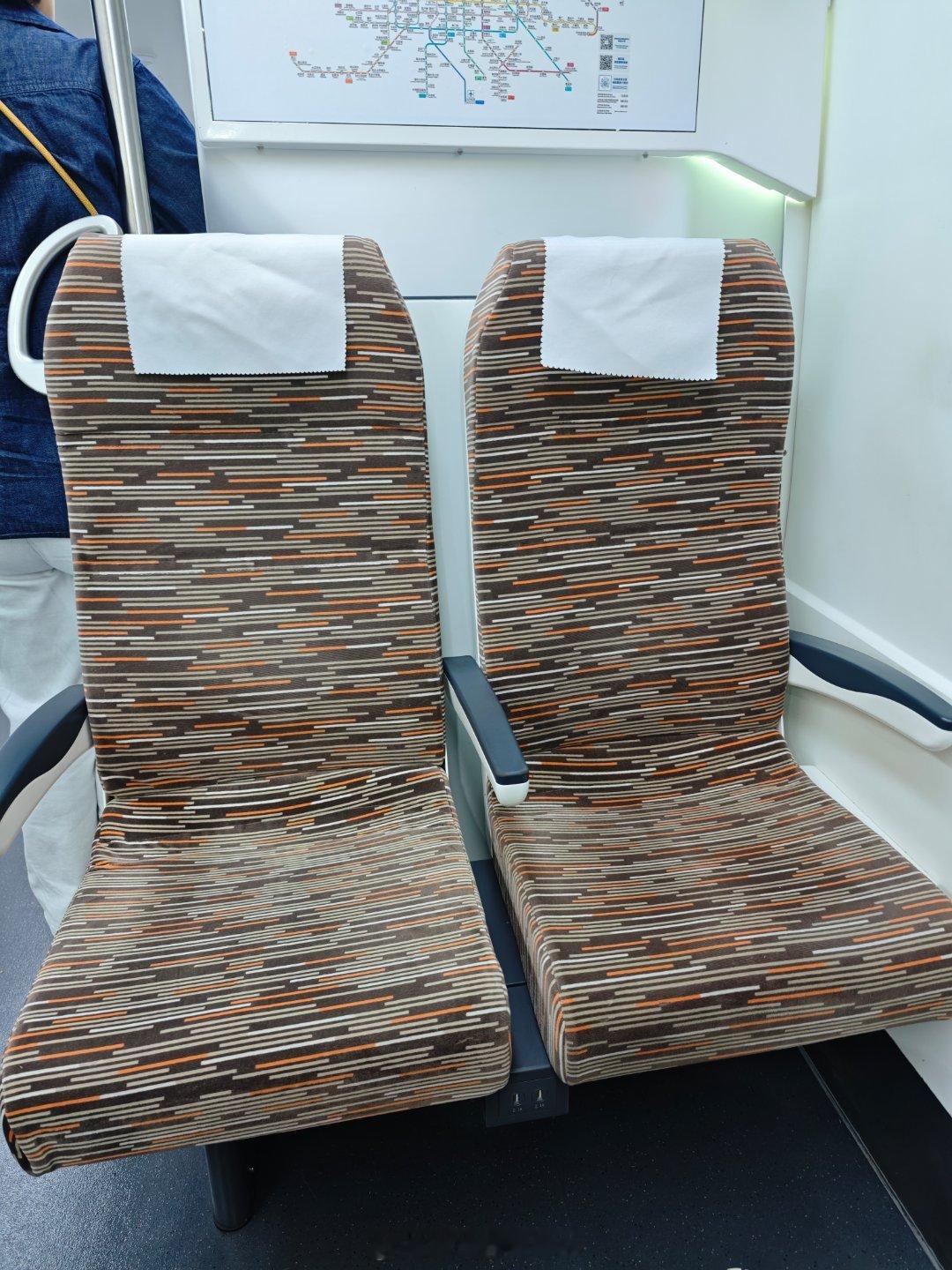 大v聊车生活手记 出差回来，空轨联运，绿色出行，没啥人的机场快轨还是挺舒服的 